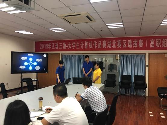 图片包含 天花板, 室内, 人员, 墙壁 描述已自动生成