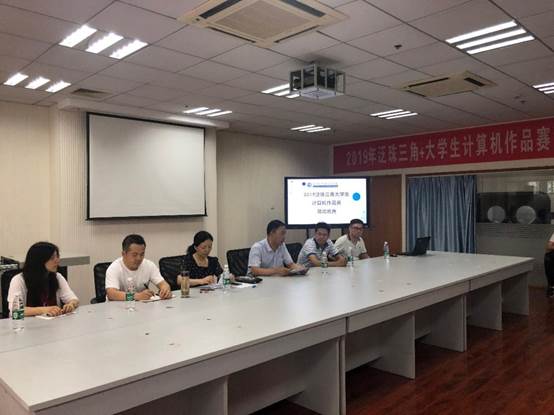 图片包含 室内, 天花板, 餐桌, 墙壁 描述已自动生成