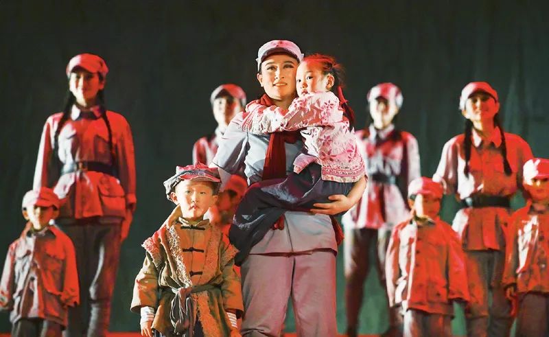 2020年11月24日,在陕西省延安市,大型红色历史舞台剧《延安保育院》公演达3800场。作为延安红色旅游新名片,《延安保育院》再现了延安保育院的历史画面,抒发了革命者的大美情怀和革命英雄主义精神。新华社记者 陶明/摄