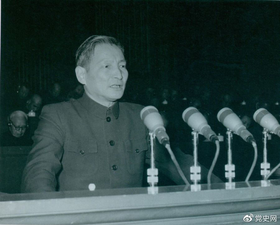 1956年12月,陈云在中华工商业联合会第二届会员代表大会上作报告。